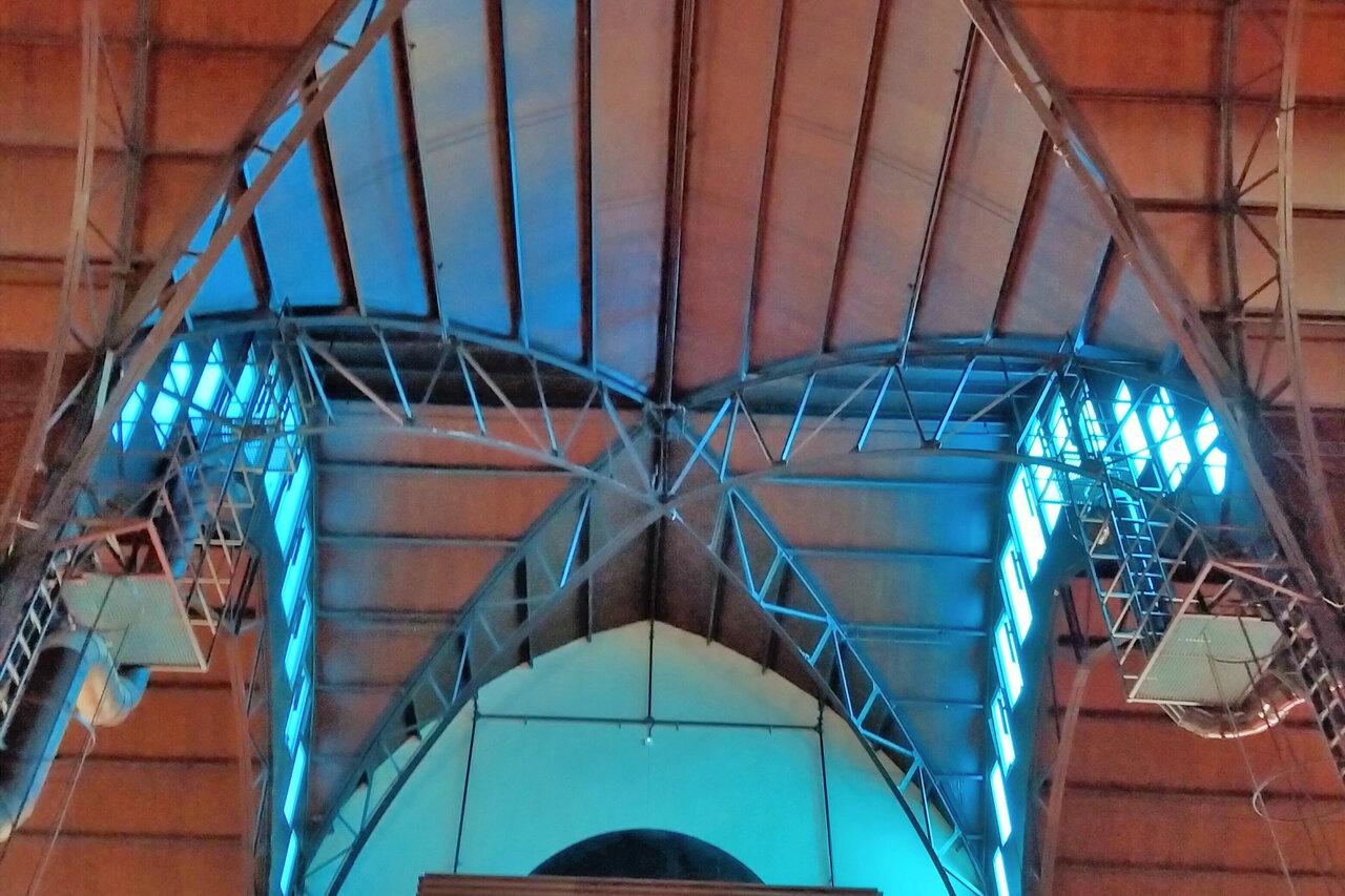 Iron columns and vaulted structure inside Tarragona's Mercat Central