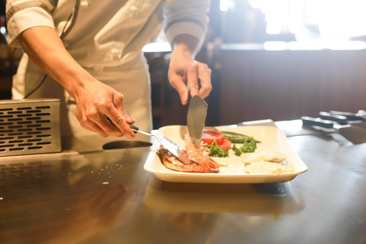 Travelers cooking paella class Barcelona kitchen
